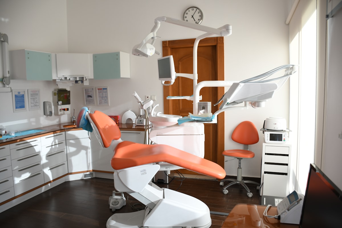 Operatory 1 — glass-fronted dental chair with overhead entertainment